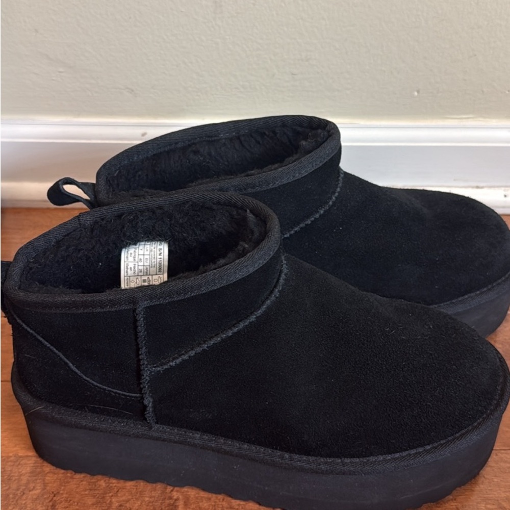 UGG Black Boots - Picture 2 of 4